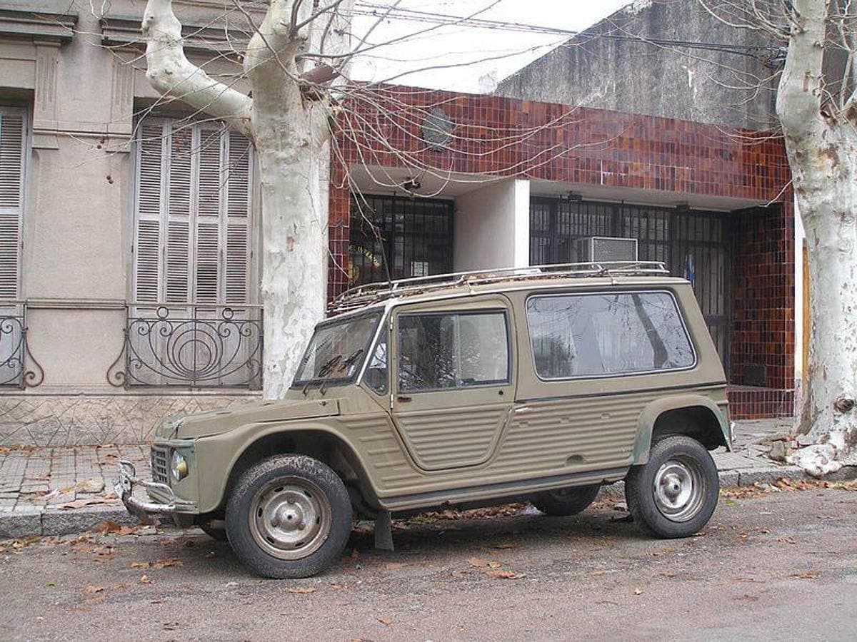 Algunos ejércitos homologaron el modelo Citroën Méhari 4X4 como un vehículo militar ligero todoterreno. La unidad de la fotografía cuenta con puertas y capota rígida.