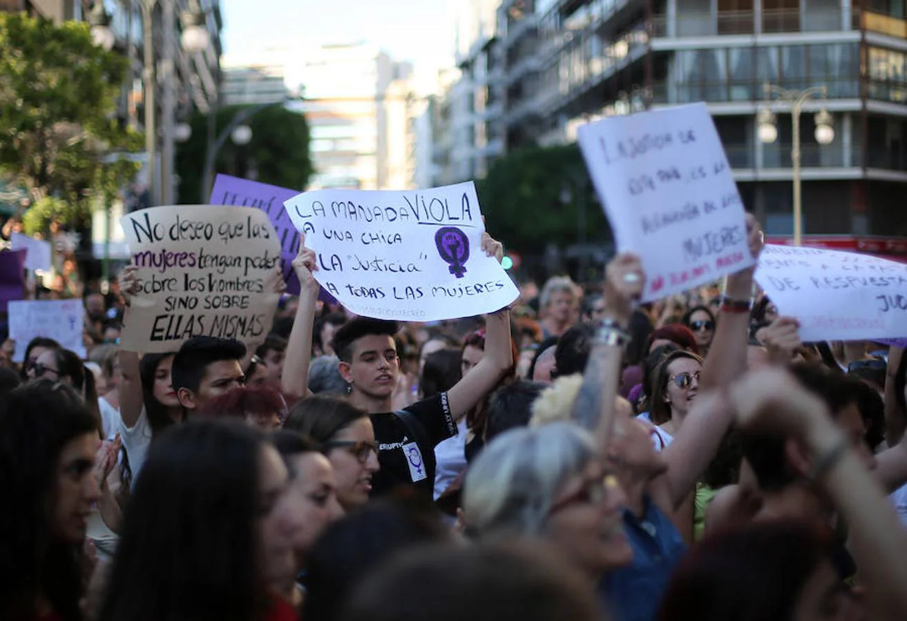 Miles de personas se concentran ante la sede de la Delegación de Gobierno y se manifiestan por el centro de la ciudad