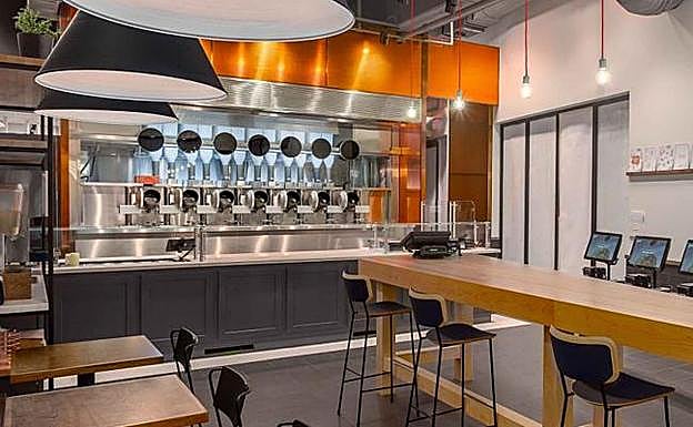 Imagen principal - Platos estrella Miichelin: El restaurante con robots cocineros que prepara platos de estrella Michelin a 7 euros