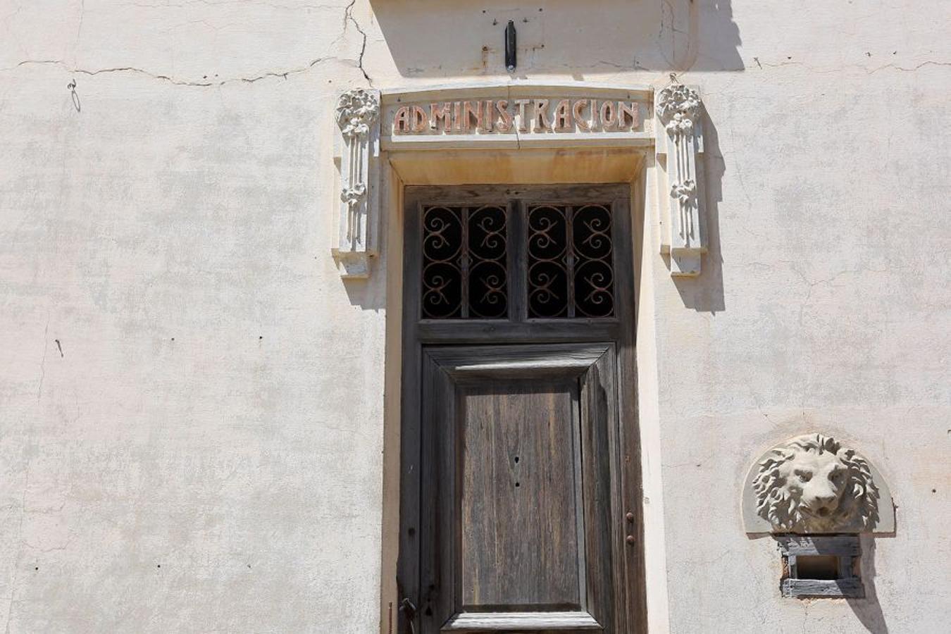 Letreros de cerámica en color rojo siguen anunciando qué era cada edificio y son, probablemente, los elementos que más contribuyen a mantener la atemporalidad del lugar. 