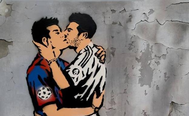 'El Beso', de Antonio de Felipe. Inspirada en la obra del grafitero Banksy, De Felipe la reinterpretó a través de dos jugadores de equipos rivales. 