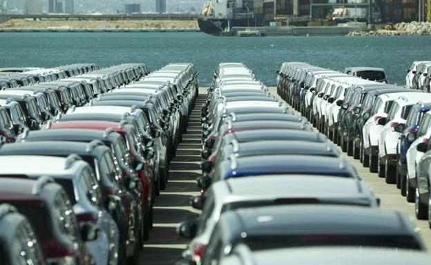 Vehículos de la factoría de Ford, listos para su exportación desde el puerto.