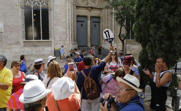 Turistas ante la Lonja de Valencia.