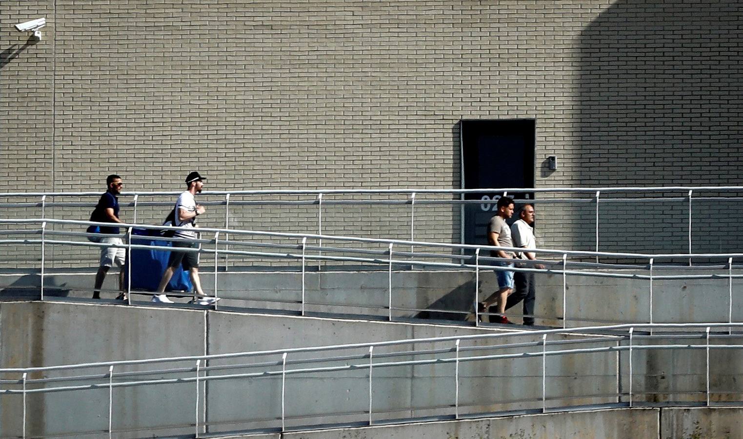 Tres miembros de la Manada han salido de la cárcel de Pamplona este viernes, tras pagar la fianza de 6.000 euros. Un pequeño grupo de manifestantes han tratado de golpear los coches que los trasnportaban, con lunas tintadas. En Alcalá Meco el exmilitar y el exguardia civil han podido ser captados de cerca por las cámaras.