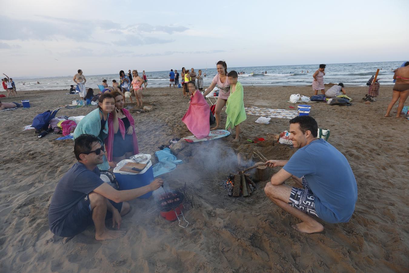 Miles de valencianos acudieron anoche a la orilla del mar en la noche de las hogueras. Cruz Roja ha atendido a 100 personas, 14 menos que al año pasado, aunque ha habido más intoxicaciones etílicas (41) y la Policía Local detuvo a una mujer por tráfico de drogas. Además, ha aumentado la basura recogida: 58 toneladas de residuos en las playas de Valencia capital