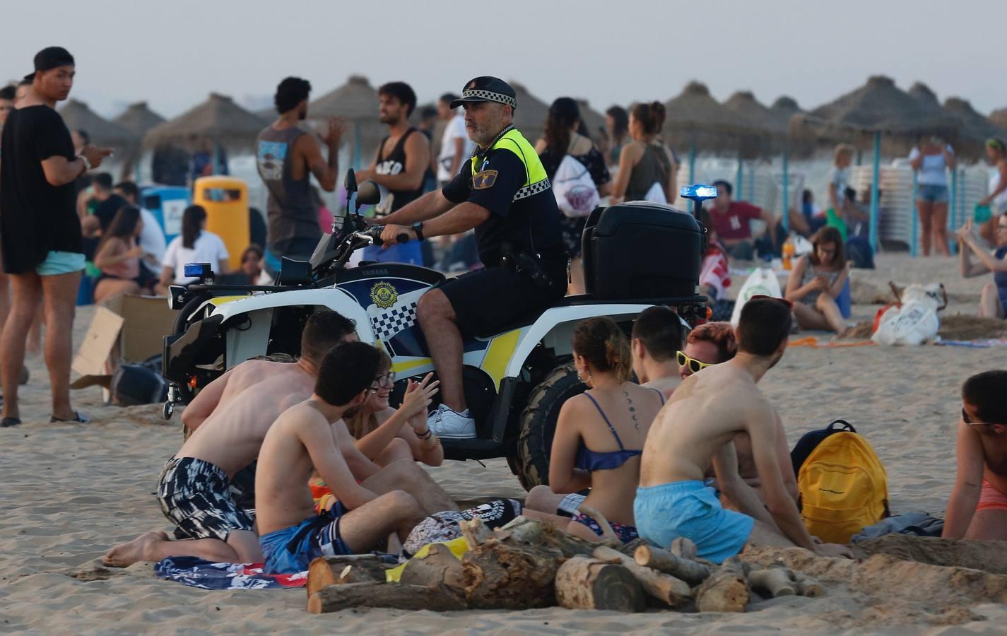 Miles de valencianos acudieron anoche a la orilla del mar en la noche de las hogueras. Cruz Roja ha atendido a 100 personas, 14 menos que al año pasado, aunque ha habido más intoxicaciones etílicas (41) y la Policía Local detuvo a una mujer por tráfico de drogas. Además, ha aumentado la basura recogida: 58 toneladas de residuos en las playas de Valencia capital