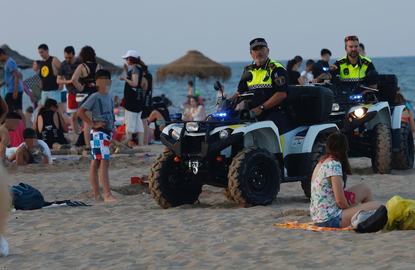 Miles de valencianos acudieron anoche a la orilla del mar en la noche de las hogueras. Cruz Roja ha atendido a 100 personas, 14 menos que al año pasado, aunque ha habido más intoxicaciones etílicas (41) y la Policía Local detuvo a una mujer por tráfico de drogas. Además, ha aumentado la basura recogida: 58 toneladas de residuos en las playas de Valencia capital