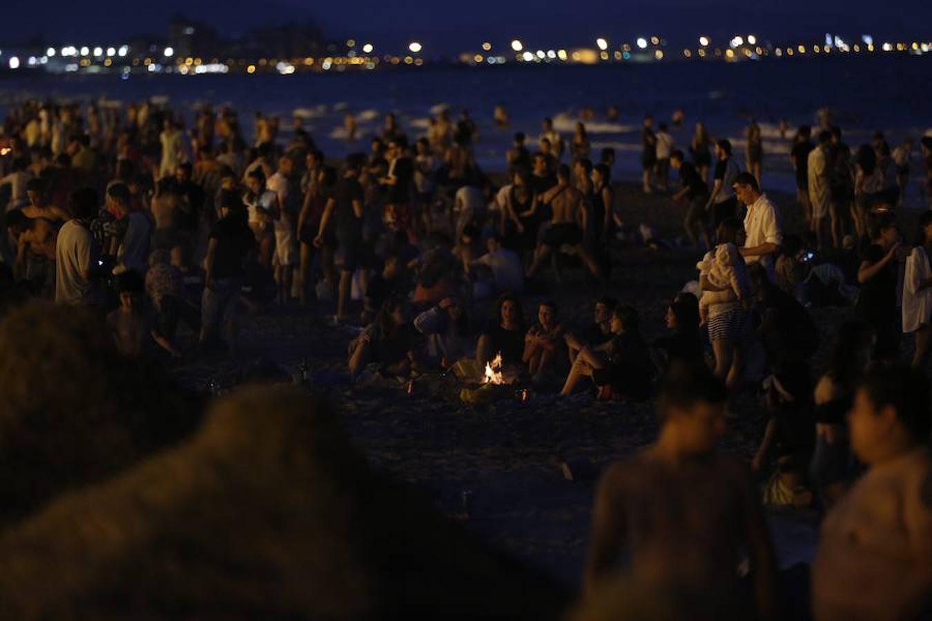 Miles de valencianos acudieron anoche a la orilla del mar en la noche de las hogueras. Cruz Roja ha atendido a 100 personas, 14 menos que al año pasado, aunque ha habido más intoxicaciones etílicas (41) y la Policía Local detuvo a una mujer por tráfico de drogas. Además, ha aumentado la basura recogida: 58 toneladas de residuos en las playas de Valencia capital