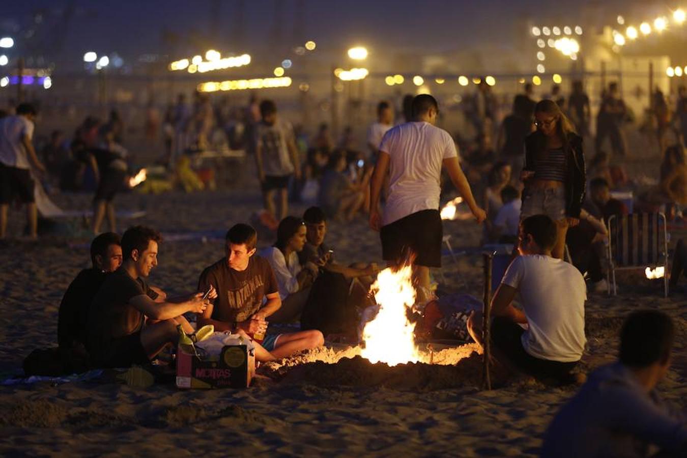 Miles de valencianos acudieron anoche a la orilla del mar en la noche de las hogueras. Cruz Roja ha atendido a 100 personas, 14 menos que al año pasado, aunque ha habido más intoxicaciones etílicas (41) y la Policía Local detuvo a una mujer por tráfico de drogas. Además, ha aumentado la basura recogida: 58 toneladas de residuos en las playas de Valencia capital