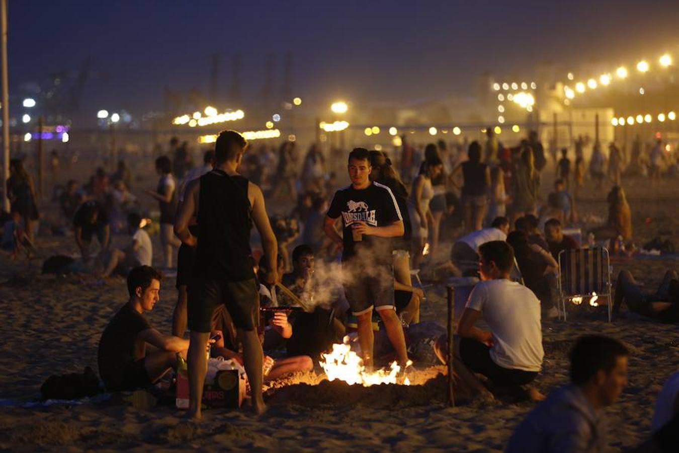 Miles de valencianos acudieron anoche a la orilla del mar en la noche de las hogueras. Cruz Roja ha atendido a 100 personas, 14 menos que al año pasado, aunque ha habido más intoxicaciones etílicas (41) y la Policía Local detuvo a una mujer por tráfico de drogas. Además, ha aumentado la basura recogida: 58 toneladas de residuos en las playas de Valencia capital