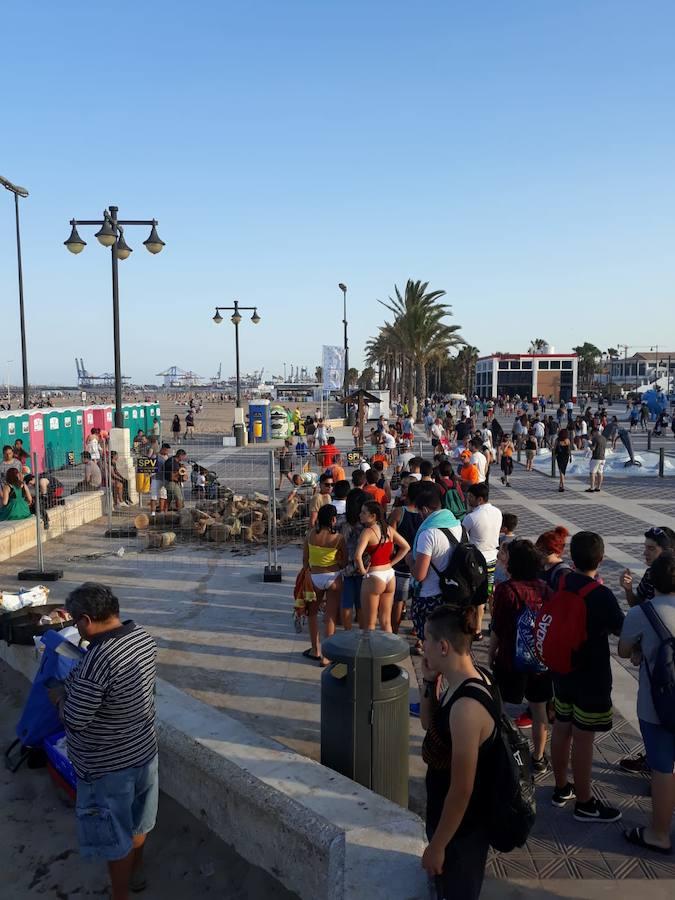 Miles de valencianos acudieron anoche a la orilla del mar en la noche de las hogueras. Cruz Roja ha atendido a 100 personas, 14 menos que al año pasado, aunque ha habido más intoxicaciones etílicas (41) y la Policía Local detuvo a una mujer por tráfico de drogas. Además, ha aumentado la basura recogida: 58 toneladas de residuos en las playas de Valencia capital