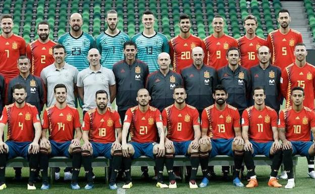 Los jugadores, el cuerpo técnico y el presidente Luis Rubiales posando para la nueva foto oficial