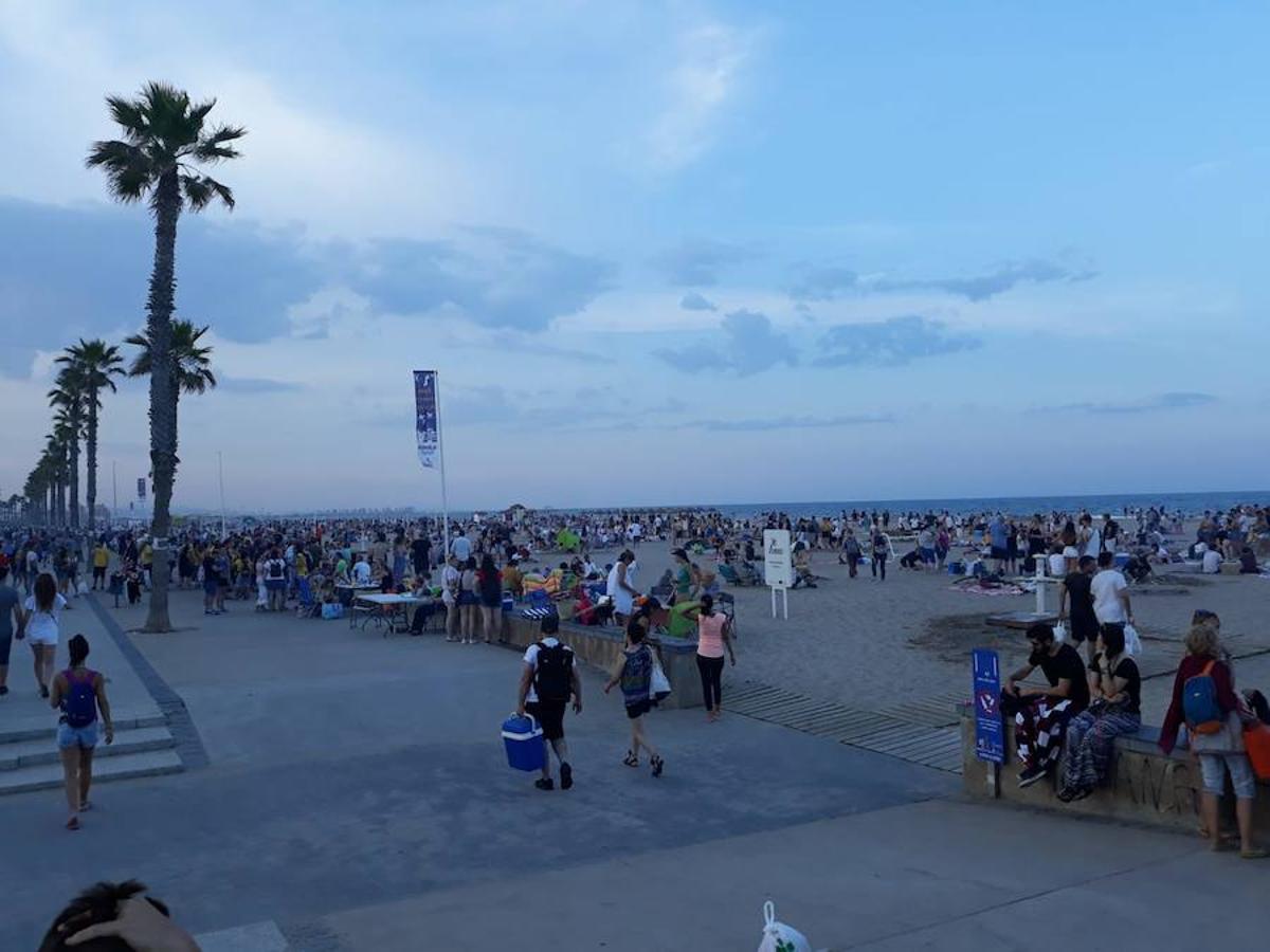 Miles de valencianos acudieron anoche a la orilla del mar en la noche de las hogueras. Cruz Roja ha atendido a 100 personas, 14 menos que al año pasado, aunque ha habido más intoxicaciones etílicas (41) y la Policía Local detuvo a una mujer por tráfico de drogas. Además, ha aumentado la basura recogida: 58 toneladas de residuos en las playas de Valencia capital