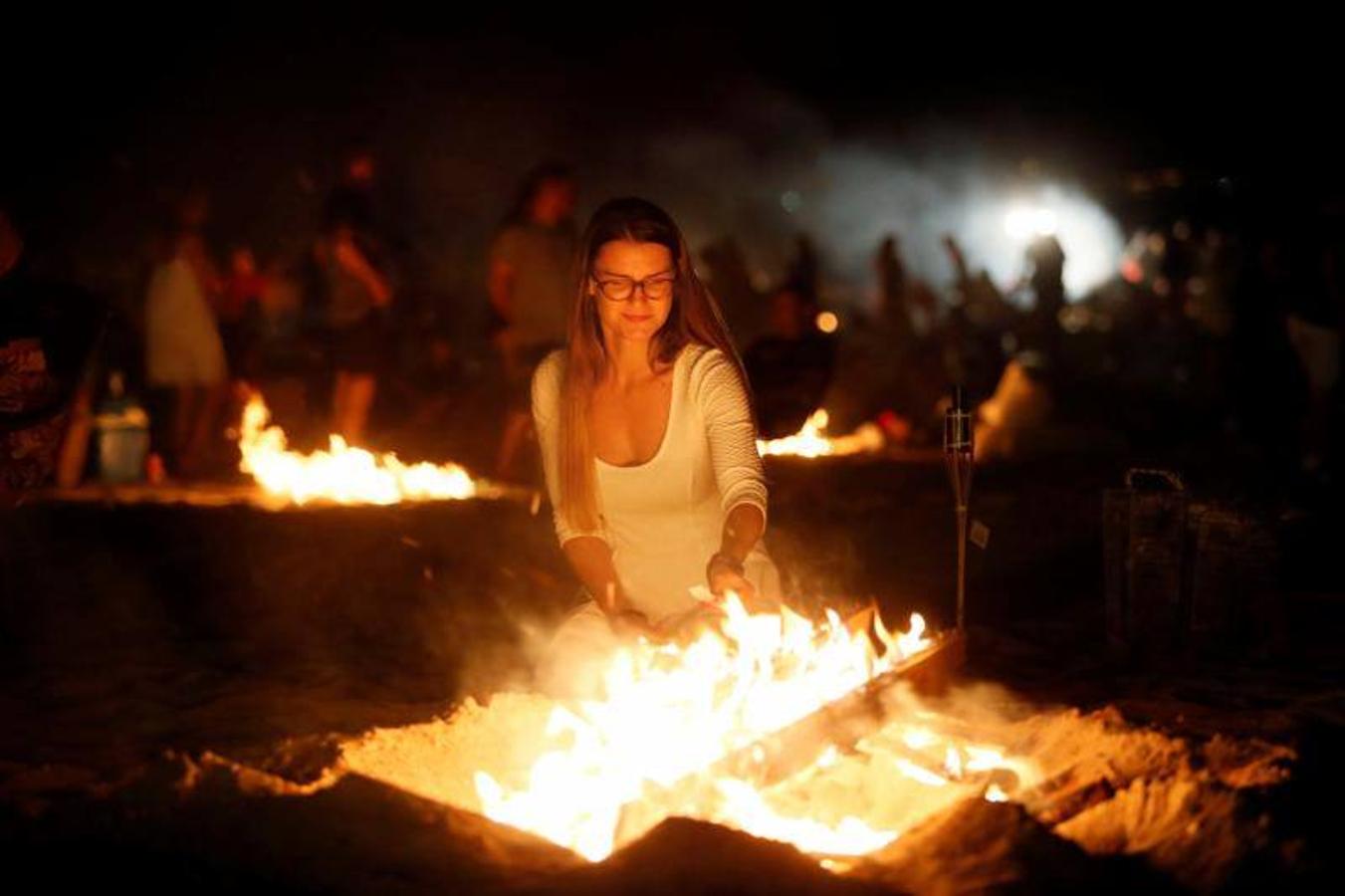 Miles de valencianos acudieron anoche a la orilla del mar en la noche de las hogueras. Cruz Roja ha atendido a 100 personas, 14 menos que al año pasado, aunque ha habido más intoxicaciones etílicas (41) y la Policía Local detuvo a una mujer por tráfico de drogas. Además, ha aumentado la basura recogida: 58 toneladas de residuos en las playas de Valencia capital