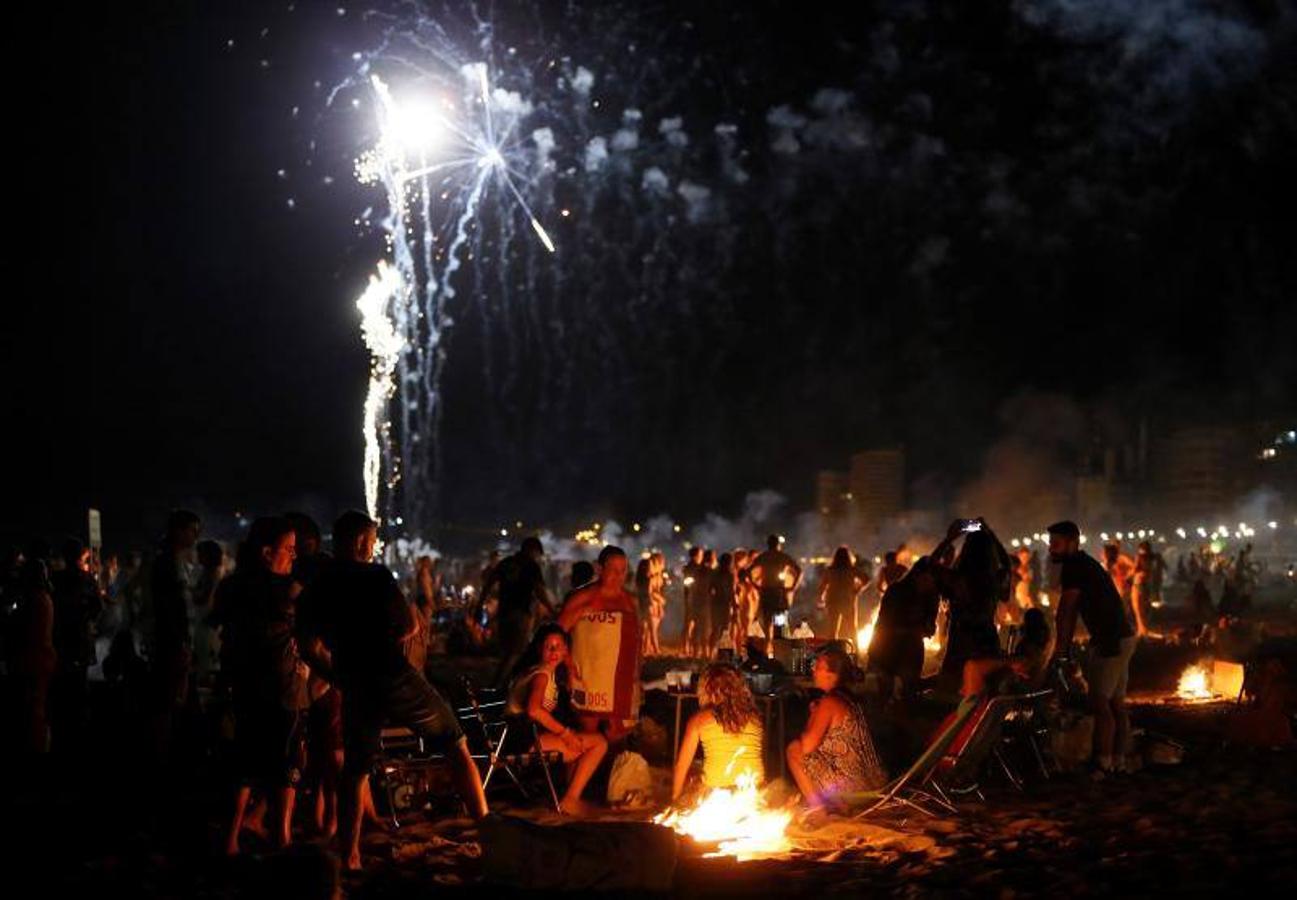 Miles de valencianos acudieron anoche a la orilla del mar en la noche de las hogueras. Cruz Roja ha atendido a 100 personas, 14 menos que al año pasado, aunque ha habido más intoxicaciones etílicas (41) y la Policía Local detuvo a una mujer por tráfico de drogas. Además, ha aumentado la basura recogida: 58 toneladas de residuos en las playas de Valencia capital