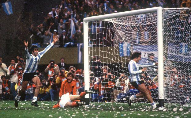 Kempes celebra con los brazos en alto su segundo gol ante Holanda en la final del Mundial de 1968.