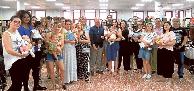 Los recién nacidos y sus padres en la biblioteca. 