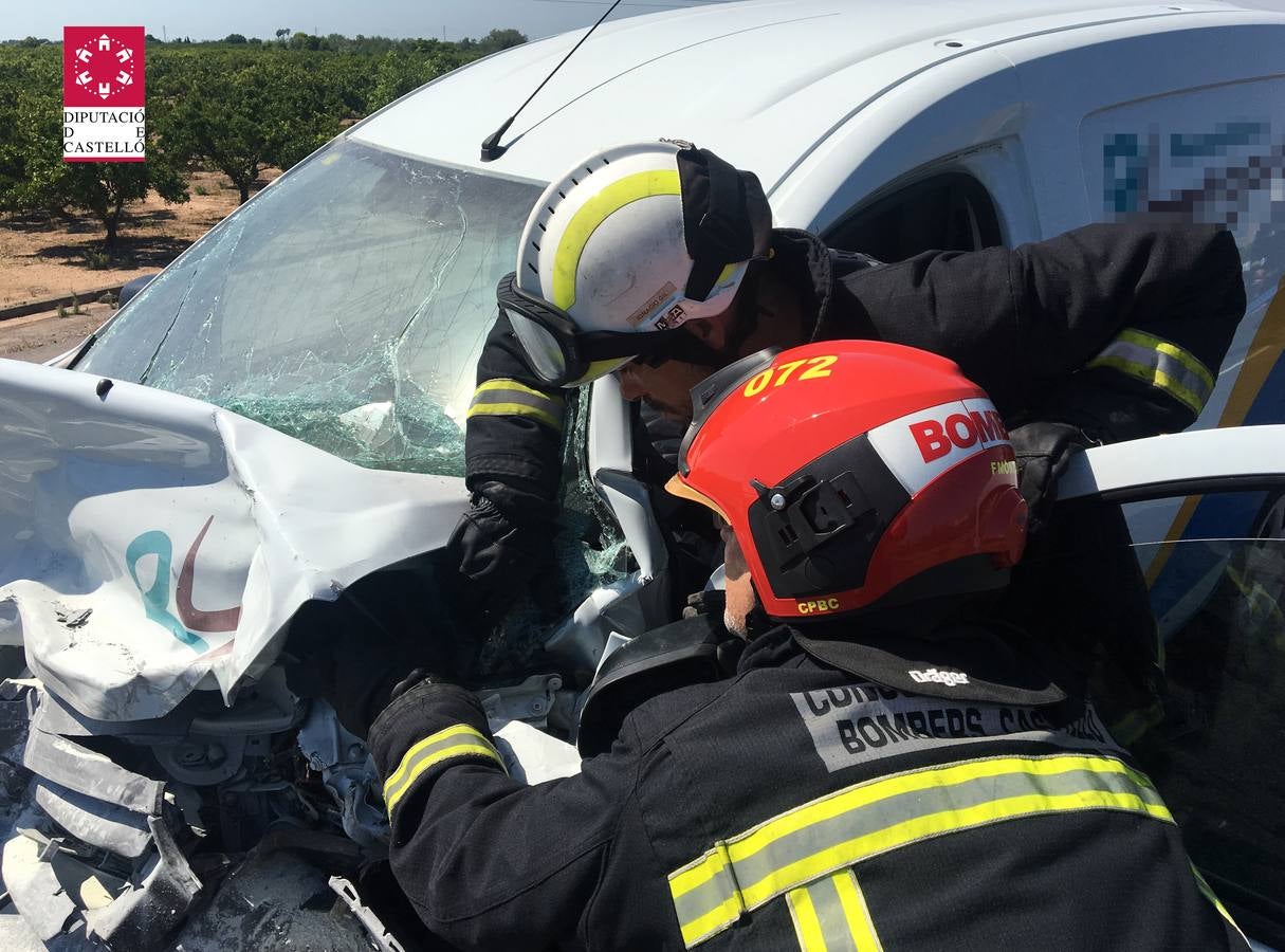 Una joven ha muerto y otra ha resultado herida de gravedad en un choque frontal entre dos vehículos en la N-340- El accidente ha ocurrido este lunes, 25 de junio, en el término de Vila-real.