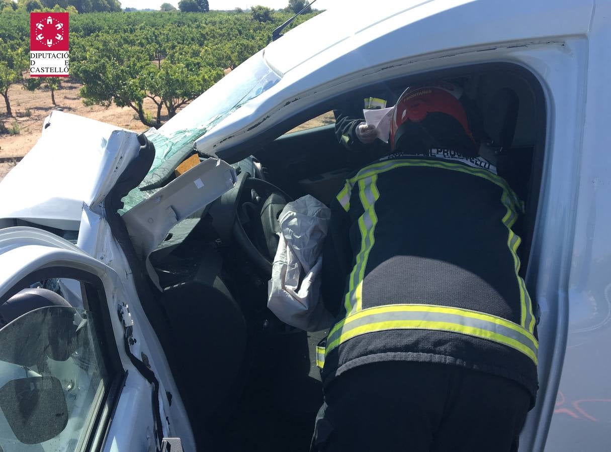 Una joven ha muerto y otra ha resultado herida de gravedad en un choque frontal entre dos vehículos en la N-340- El accidente ha ocurrido este lunes, 25 de junio, en el término de Vila-real.