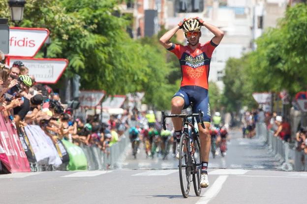 Gorka Izagirre alza los brazos al entrar victorioso en la línea de meta de Benicàssim. 