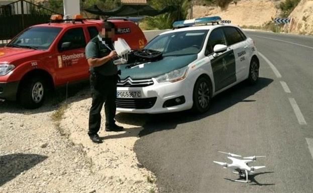 El dron (abajo a la derecha) con el que la Guardia Civil pudo rescatar a los ancianos. 