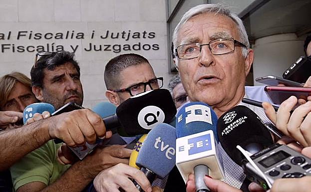 Ribó atiende a los medios en la Ciudad de la Justicia de Valencia. 
