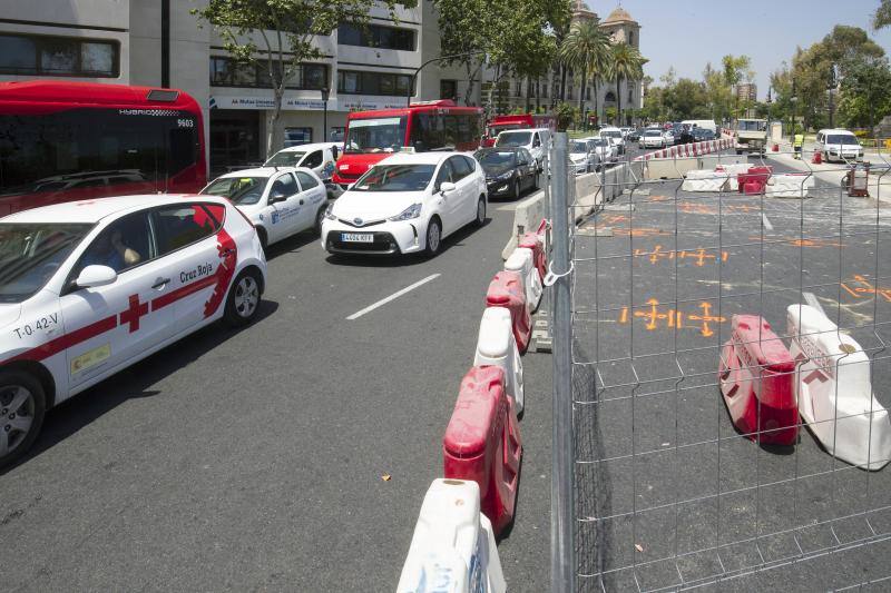 Las obras de conexión de una tubería frente a la Delegación de Gobierno cortan desde ayer dos carriles de la calzada en la plaza del Temple y Pintor López, entre la plaza y el Puente del Real. Ayer se vivieron los primeros atascos que se repetirán durante todo el verano en la margen derecha, pues las obras durarán hasta finales de agosto. Del 8 al 31 de julio se hará la segunda fase, cortando tres carriles en la paret deercha de la calzada. La previsión es que los trabajos estén terminados el 27 de agosto, para evitar problemas de tráfico en la zona cuando vuelvan los más pequeños al colegio en septiembre. 