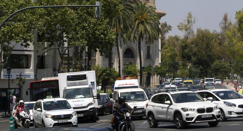 Las obras de conexión de una tubería frente a la Delegación de Gobierno cortan desde ayer dos carriles de la calzada en la plaza del Temple y Pintor López, entre la plaza y el Puente del Real. Ayer se vivieron los primeros atascos que se repetirán durante todo el verano en la margen derecha, pues las obras durarán hasta finales de agosto. Del 8 al 31 de julio se hará la segunda fase, cortando tres carriles en la paret deercha de la calzada. La previsión es que los trabajos estén terminados el 27 de agosto, para evitar problemas de tráfico en la zona cuando vuelvan los más pequeños al colegio en septiembre. 