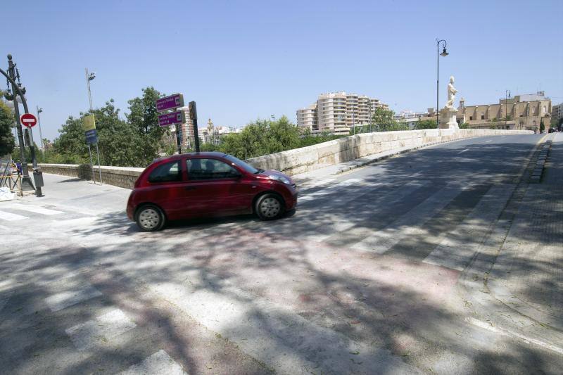 El día que se abrió el puente de la Trinidad al tráfico rodado se han iniciado las obras de conexión de una tubería frente a la Delegación de Gobierno, que cortan desde ayer dos carriles de la calzada en la plaza del Temple y Pintor López, entre la plaza y el Puente del Real. Ayer se vivieron los primeros atascos que se repetirán durante todo el verano en la margen derecha, pues las obras durarán hasta finales de agosto. Del 8 al 31 de julio se hará la segunda fase, cortando tres carriles en la paret deercha de la calzada. La previsión es que los trabajos estén terminados el 27 de agosto, para evitar problemas de tráfico en la zona cuando vuelvan los más pequeños al colegio en septiembre. 