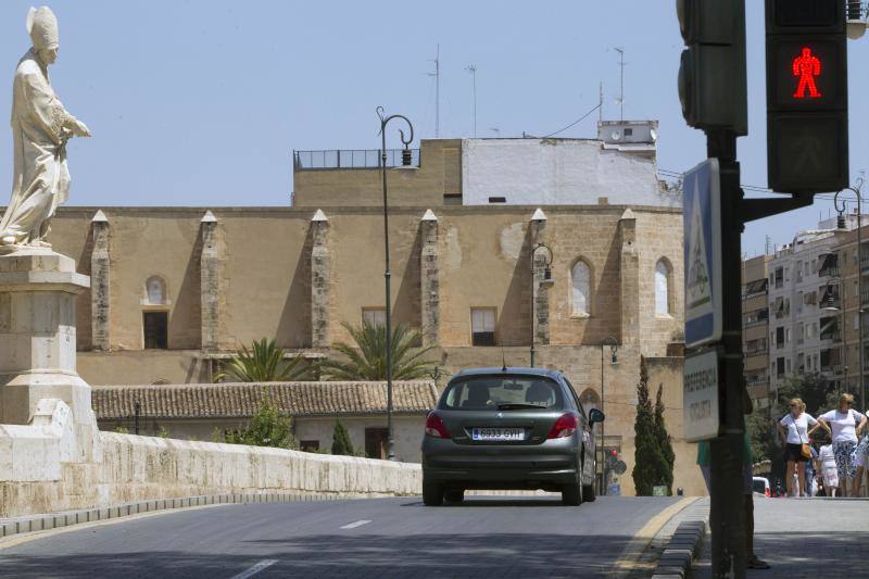 El día que se abrió el puente de la Trinidad al tráfico rodado se han iniciado las obras de conexión de una tubería frente a la Delegación de Gobierno, que cortan desde ayer dos carriles de la calzada en la plaza del Temple y Pintor López, entre la plaza y el Puente del Real. Ayer se vivieron los primeros atascos que se repetirán durante todo el verano en la margen derecha, pues las obras durarán hasta finales de agosto. Del 8 al 31 de julio se hará la segunda fase, cortando tres carriles en la paret deercha de la calzada. La previsión es que los trabajos estén terminados el 27 de agosto, para evitar problemas de tráfico en la zona cuando vuelvan los más pequeños al colegio en septiembre. 