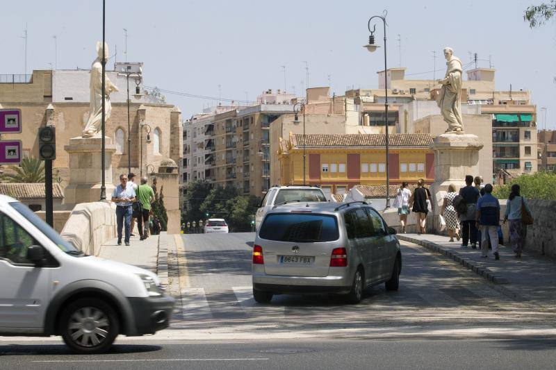 El día que se abrió el puente de la Trinidad al tráfico rodado se han iniciado las obras de conexión de una tubería frente a la Delegación de Gobierno, que cortan desde ayer dos carriles de la calzada en la plaza del Temple y Pintor López, entre la plaza y el Puente del Real. Ayer se vivieron los primeros atascos que se repetirán durante todo el verano en la margen derecha, pues las obras durarán hasta finales de agosto. Del 8 al 31 de julio se hará la segunda fase, cortando tres carriles en la paret deercha de la calzada. La previsión es que los trabajos estén terminados el 27 de agosto, para evitar problemas de tráfico en la zona cuando vuelvan los más pequeños al colegio en septiembre. 