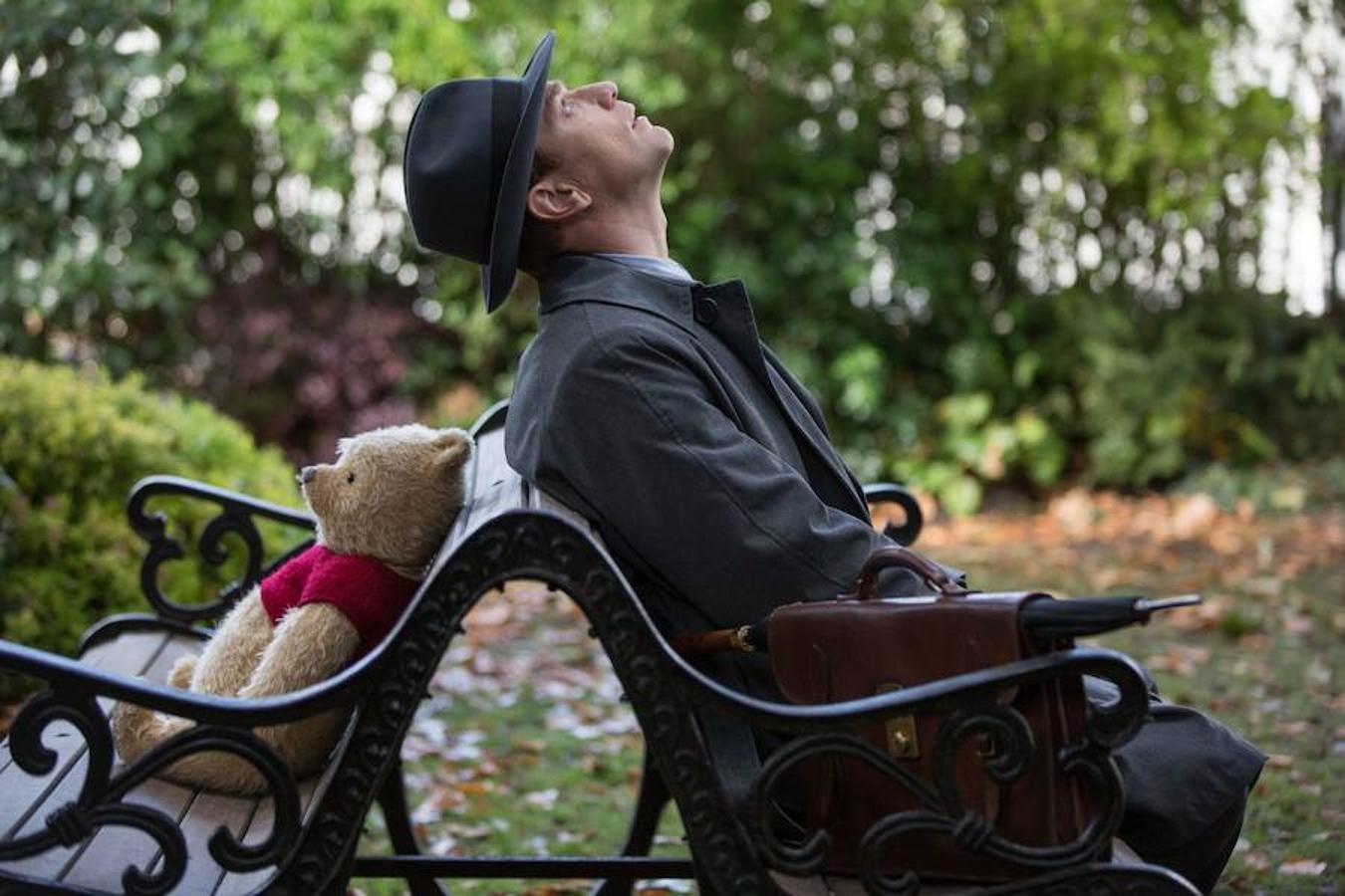 CHRISTOPHER ROBIN: UN REENCUENTRO INOLVIDABLE | ¿Cuándo se estrena?: 31 de agosto -- Director: Marc Forster -- Reparto: Ewan McGregor, Hayley Atwell y Bronte Carmichael -- Sinopsis: Christopher Robin (Ewan McGregor), el niño al que le encantaba embarcarse en aventuras en el Bosque de los Cien Acres con su pandilla de vivaces y adorables animales de peluche, ha crecido y ha perdido el rumbo. Ahora, Christopher, el hijo del creador del famoso personaje infantil Winnie The Pooh, se ha convertido en padre de familia y en todo un hombre de negocios con grandes responsabilidades. Pero un día recibe la inesperada visita de Pooh, el oso con quien compartía juegos en su niñez. Así, su vida volverá a recuperar la felicidad perdida al recordar que una vez fue un alegre y cariñoso niño, y que ese niño todavía existe en su interior. Ver el tráiler completo,  aquí .