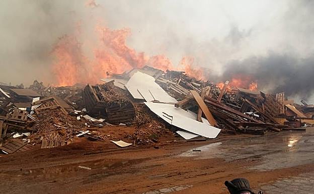 El incendio del almacén de madera de Sollana sigue sin control tras 18 horas