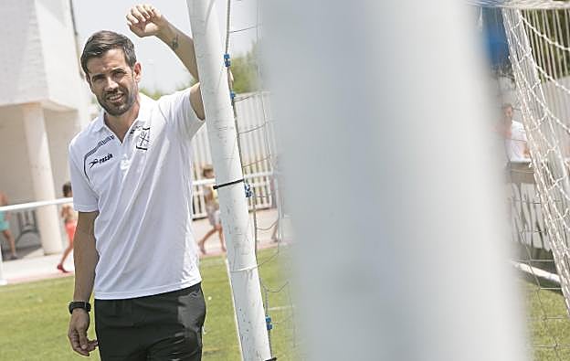 David Albelda en el campo de fútbol del polideportivo de Picassent donde celebra su campus. 