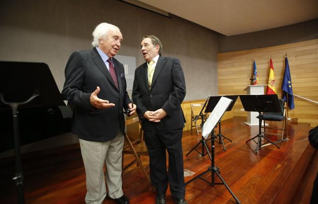 Antón García Abril y Manuel Muñoz, ayer, en el acto. 