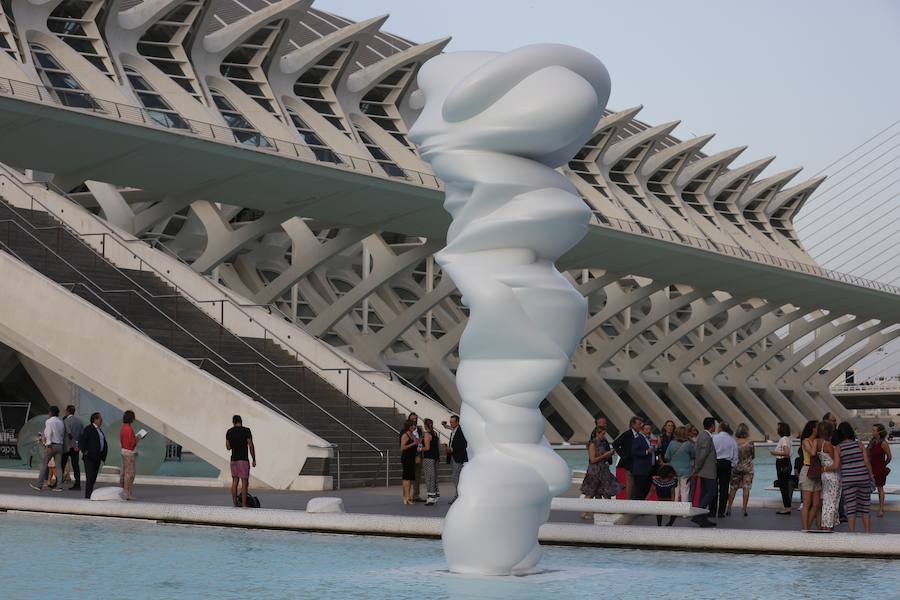 La Ciutat de les Arts i les Ciències de Valencia tiene desde este miércoles seis nuevas esculturas, creadas por el artista Tony Cragg (Liverpool, 1949), que decoran algunos de sus lagos y pasillos más emblemáticos gracias al mecenazgo de la Fundación Hortensia Herrero. La exposición 'Seis Esculturas', inaugurada por el propio artista y Hortensia Herrero, permitirá a los visitantes del complejo diseñado por Santiago Calatrava disfrutar de la obra del británico hasta el 4 de noviembre. 