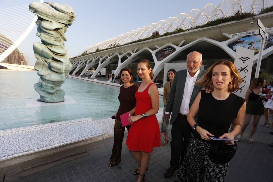 La Ciutat de les Arts i les Ciències de Valencia tiene desde este miércoles seis nuevas esculturas, creadas por el artista Tony Cragg (Liverpool, 1949), que decoran algunos de sus lagos y pasillos más emblemáticos gracias al mecenazgo de la Fundación Hortensia Herrero. La exposición 'Seis Esculturas', inaugurada por el propio artista y Hortensia Herrero, permitirá a los visitantes del complejo diseñado por Santiago Calatrava disfrutar de la obra del británico hasta el 4 de noviembre. 