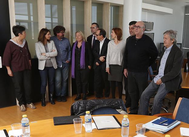 Vicente Vergara (el segundo por la derecha) junto al resto del Consejo Rector de À Punt. 