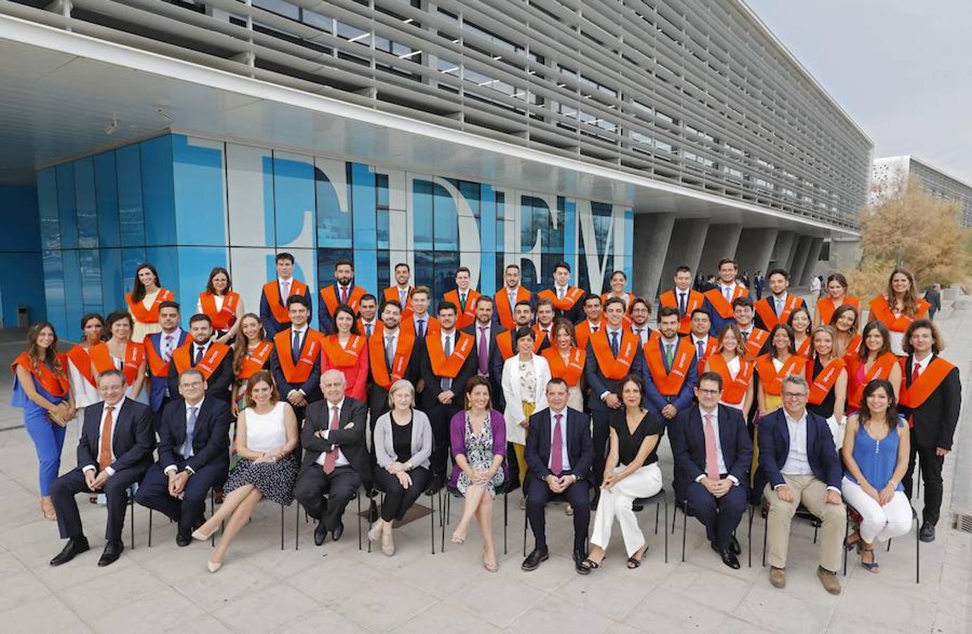 EDEM Escuela de Empresarios ha acogido este jueves la graduación de la tercera promoción del Grado en ADE para Emprendedores, titulación adscrita a la Universitat de València (UV) y desarrollada junto a su Facultad de Economía. Manuel Palma, presidente de Grupo Palma y vicepresidente de EDEM, ha apadrinado a los 42 alumnos que se han graduado y ha impartido una ponencia en el Auditorio Paco Pons.