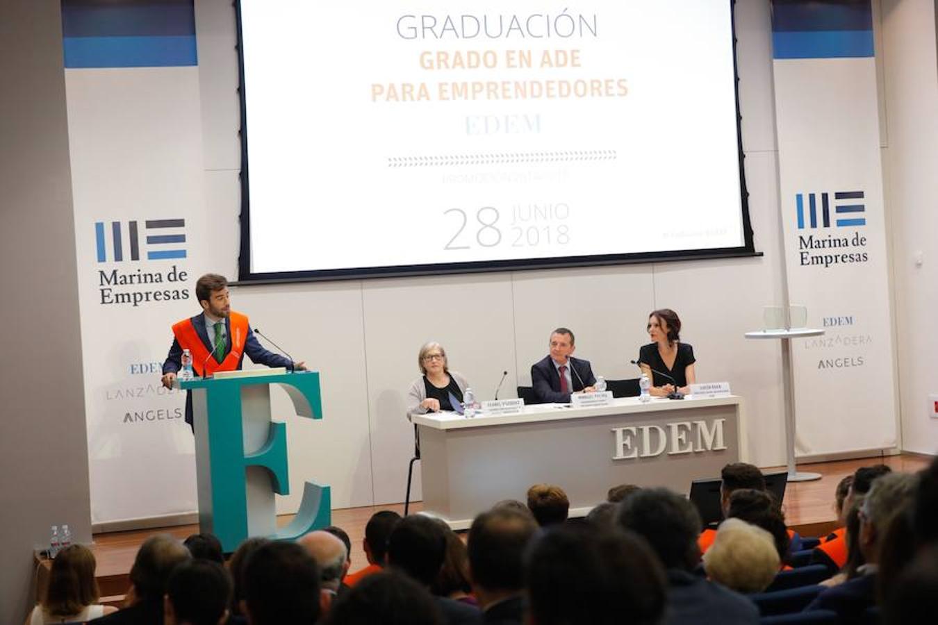 EDEM Escuela de Empresarios ha acogido este jueves la graduación de la tercera promoción del Grado en ADE para Emprendedores, titulación adscrita a la Universitat de València (UV) y desarrollada junto a su Facultad de Economía. Manuel Palma, presidente de Grupo Palma y vicepresidente de EDEM, ha apadrinado a los 42 alumnos que se han graduado y ha impartido una ponencia en el Auditorio Paco Pons.