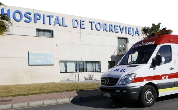 Ambulancia SAMU en la entrada de uno de los centros sanitarios de la costa alicantina.