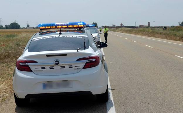 Patrullas de la Guardia Civil en el lugar de un accidente.