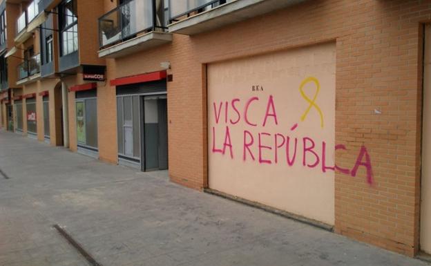 Identificado por un delito de daños un hombre que pintaba lazos amarillos en fachadas y túneles de varias localidades de Valencia