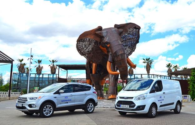 Los vehículos de apoyo de Ford, junto a la nueva escultura de la entrada de Bioparc.