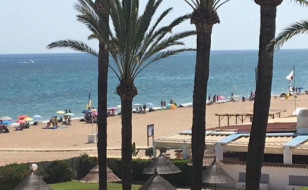 La playa de Dénia, con bandera amarilla. 