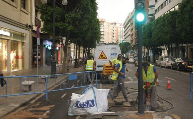 El reventón de una tubería inunda un tramo de la calle Colón de Valencia