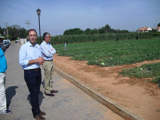 C. Baixauli y R. García Torrente, de Cajamar, en Paiporta. 