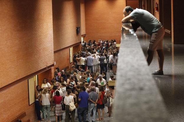 Opositores minutos antes de iniciar su examen, ayer en el Campus de Tarongers. 