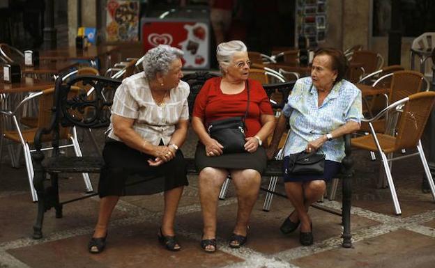 Tres jubiladas hablan en Ronda (Málaga)