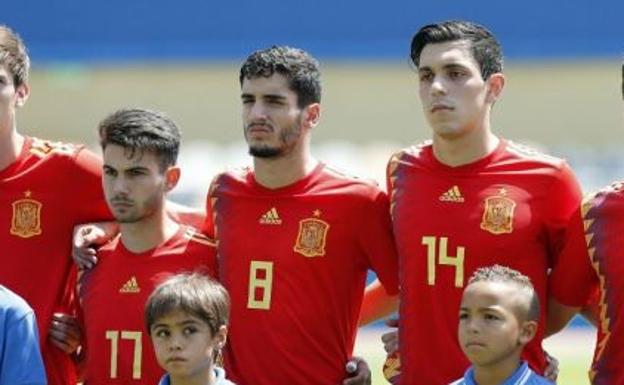 Pascu (dorsal 8), con la selección española.